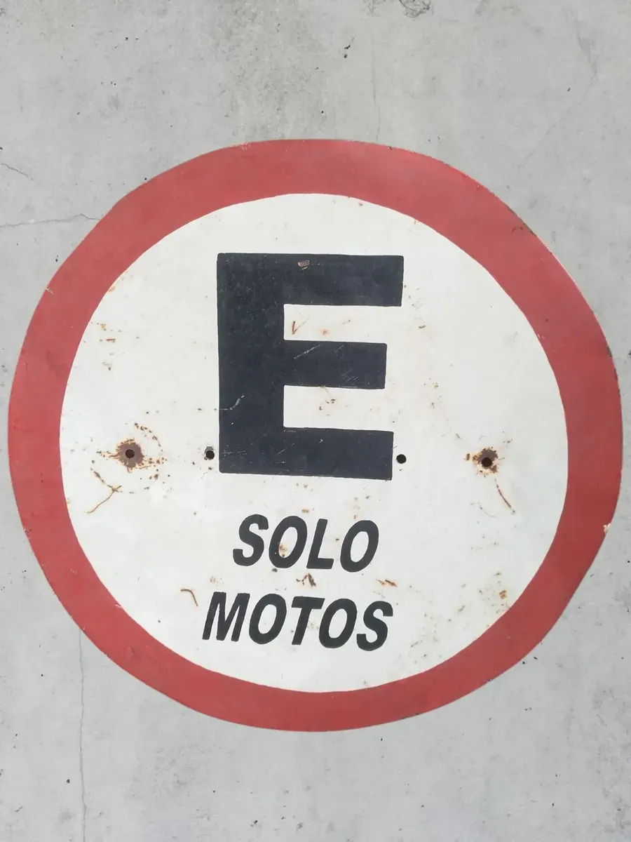 Cartel Vial Antiguo Solo Motos Chapa Esmaltada Blanco